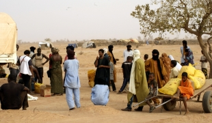 distribution de vivres dans le camp de Mentao