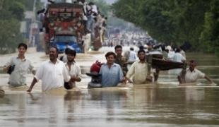 Une route inondée dans la province de la Frontière Nord Ouest au Pakistan  30 juillet 2010