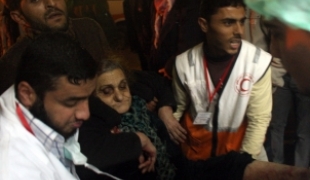 Arrivée de blessés à l'hôpital Al Shifa Gaza ville.