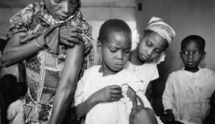 En 1996 dans le Nord Nigéria MSF tente de faire face à l'épidémie de méningite lance une campagne de vaccination et prend en charge les cas.