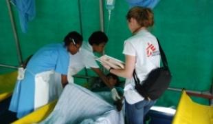 MSF soigne les cas sévères dans un centre de traitement et mène une campagne d'information auprès de la population.