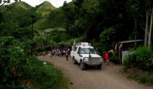 Les équipes de MSF fournissent des traitements du choléra à Rivière Blanche une région isolée au nord du pays