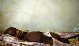 Bachirou Seyne âgé de 7 ans souffre de la méningite. Il est hospitalisé à Dosso au Niger  le 21 avril 2009