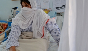 Bibi 18 ans arrivée au centre de traumatologie de MSF à Kunduz avec deux blessures par balles.