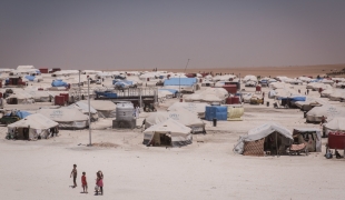 Le camp d’Ain Issa dans le nord est de la Syrie accueille environ 8 000 personnes fuyant les violences et les zones contrôlées par l’organisation Etat islamique.
