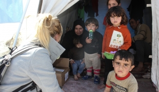 La coordinatrice du projet MSF dans le camp d'Akcakale rend visite à une famille de réfugiés syriens.