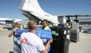 Chargement d'un avion cargo MSF