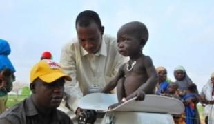 District de Madarounfa région de Maradi. Pesée d\'un enfant lors d\'une distribution de suppléments nutritionnels.