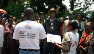 Province du Katanga 02/02/2008. Les équipes MSF ont mis en place des centres de traitement et des systèmes d’approvisionnement en eau potable.
