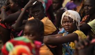 Des femmes attendant la distribution alimentaire dans le camp de Bentiu.