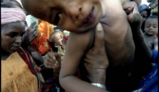 Au coeur de la saison des pluies les effets renforcés du paludisme 
des diarrhées et du manque de nourriture font basculer de plus en plus
d'enfants dans la malnutrition sévère. Chaque semaine les équipes de
MSF accueillent un nombre croissant d'e