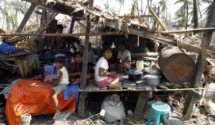 Deux mois après le passage du cyclone Nargis qui a dévasté des régions entières et causé la mort de milliers de personnes les besoins des rescapés restent critiques. Médecins Sans Frontières (MSF) a donné plus de 30 000 consultations médicales 