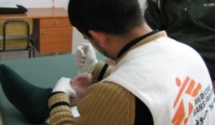 Dans la clinique MSF de Khan Younis dans le sud de la bande de Gaza un infirmier nettoie une plaie infectée.