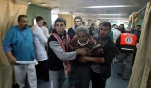 Arrivée de blessés à l'hôpital Al Shifa Gaza ville.