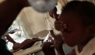 Dans le centre du traitement du choléra de Tabarre à Port au Prince le 23 novembre 2010.