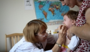 Une pédiatre MSF en consultation à Grozny le 10/10/2006