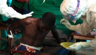 L'équipe médicale apporte des soins à un patient atteint de la fièvre hémorragique Ebola