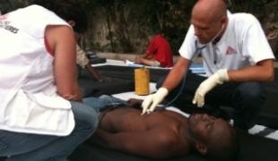Prise en charge d\'un blessé au bureau MSF à Port au Prince.