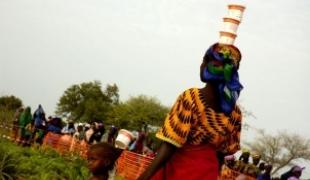 Niger août 2007. Une mère et sa fille emportant chez elles des boîtes d'aliments thérapeutiques prêts à l'emploi.