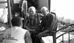 Consultation psychologique auprès d'un couple de personnes déplacées dans une école maternelle de Gori septembre 2008
