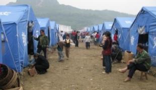 Des rescapés du séisme dans un camp provisoire mis en place par les autorités chinoises.