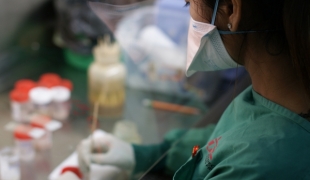 Le laboratoire de l'hôpital de Kampong Cham au Cambodge.