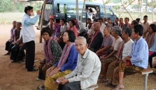 MSF se déplace dans les villages pour expliquer en quoi consiste le processus de Recherche active aux villageois et détecter des cas de tuberculose de manière plus précoce que par le biais du système de santé existant.