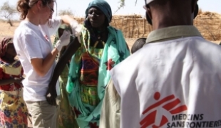 Tchad mars 2009. Une infirmière MSF vaccine une patiente contre le tétanos.