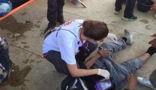 Les équipes MSF prodiguent des soins à un blessé à Idomeni le 10 avril 2016.