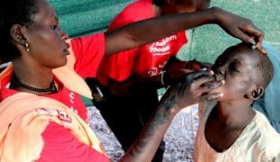 Une employée MSF vaccine un résident du camp de Maban au Soudan du Sud 2013.