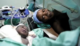 Une patiente après une césarienne àl'hôpital d'Anyama en juin 2011.