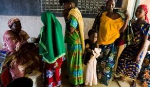 Niger avril 2009. Les équipes MSF travaillent en étroite collaboration avec le ministère de la Santé pour limiter la propagation de l'épidémie et soigner les malades.