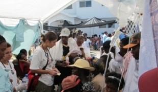 Des patients reçoivent un traitement contre le choléra à l\'hôpital Saint Nicolas à Saint Marc