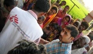 District de Araria Etat de Bihar State Inde. Des équipes MSF distribuant des biens de première nécessité aux populations touchées par les inondations.