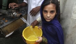 Une distribution d\'eau potable par MSF à Nowshera  août 2010