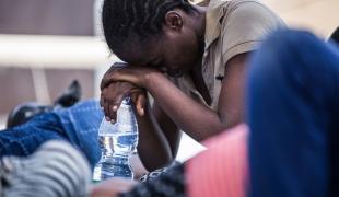 Une migrante reccueillie par le navire Dignity I en août 2015.