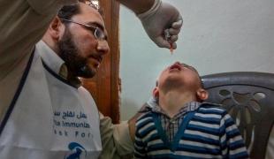 Le Dr. Hussein pédiatre avec un jeune patient.