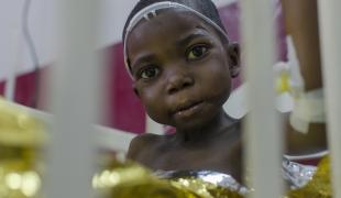 Tatiana âgée de 4 ans souffre du paludisme et de malnutrition. Elle est prise en charge par les équipes MSF de Carnot.