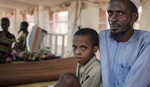 Ousman 8 ans et Adou Mahato son père à l'hôpital de Bria mars 2015