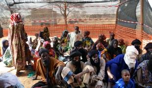 Attente devant le centre de santé de Gandafabou où MSF intervient.