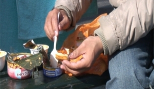 Des centaines d'Afghans continuent de vivre et dormir dans la rue à Paris dans des conditions inhumaines.