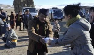 Une travailleuse MSF fournit une trousse de premiers secours à un éleveur nomade  Province d\'Uvs Mongolie octobre 2010
