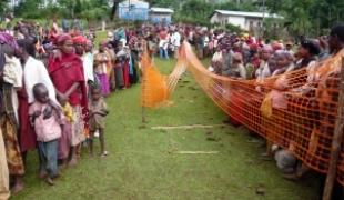 A Shewkare dans le district de Kindo Didaye région SNNP des centaines de personnes se présentent au dépistage dans l'espoir d'être admises dans un programme nutritionnel MSF