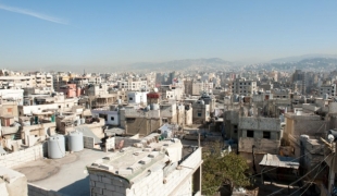 A Bourj el-Barajneh, plus de 18 000 personnes vivent dans un camp exigu. Depuis fin 2008, MSF a mis en place un projet de santé mentale dans le camp le plus peuplé de la capitale.