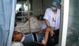 Un médecin MSF examine un patient à l'hôpital de Guanghan (17 mai 2008)