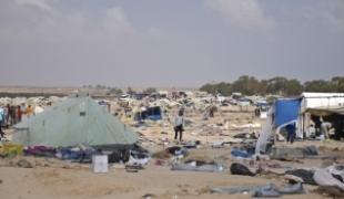 A la frontière entre la Tunisie et la Libye 4000 réfugiés sont bloqués dans le camp provisoire de Shousha et vivent dans la précarité. Incendies et violence y ont déjà provoqué la mort de six personnes.