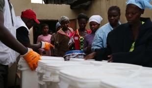 Distribution des kits aux habitants du bidonville de West Point à Monrovia capitale du Liberia. Octobre 2014