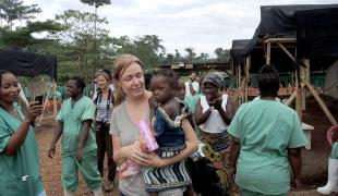 Ella Watson chargée de la promotion de la santé en Sierra Leone et Isatta qui a survécu à l’Ebola.
