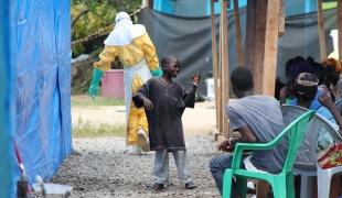 Mamadee l'enfant qui a vaincu Ebola en train de danser au centre de traitement de Foya au Liberia.