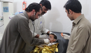 Un enfant recevant des soins d'urgence à l'hôpital de Sadda  Kurram Agency Pakistan MSF